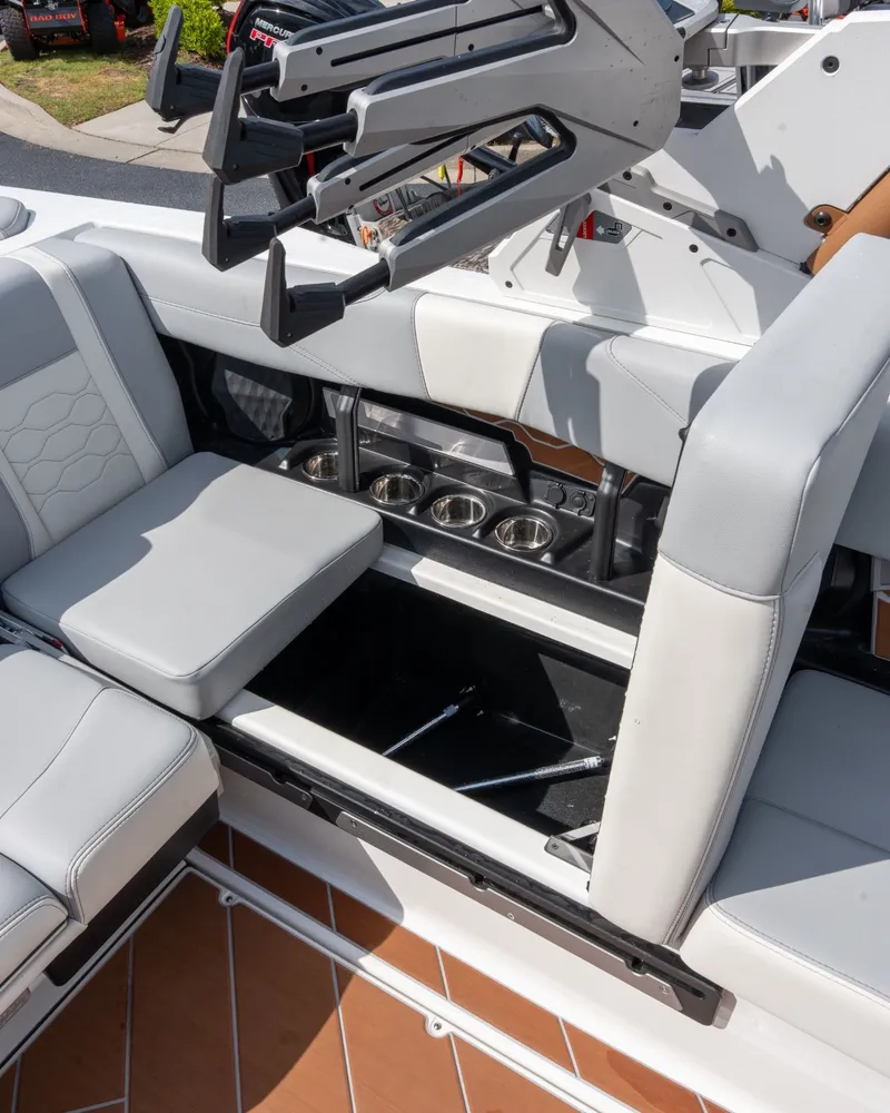 Slide: The Image of Malibu Wakesetter 23 LSV 2025 - 37