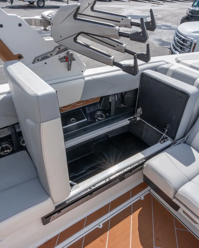 Slide: The Image of Malibu Wakesetter 23 LSV 2025 - 38