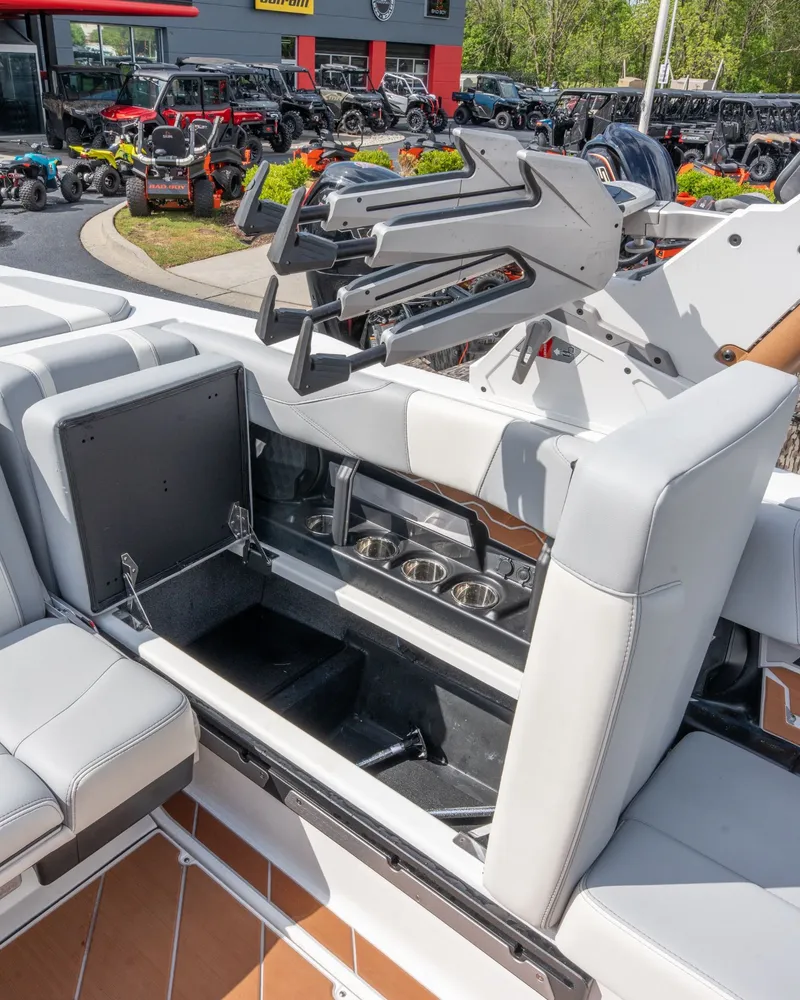 Slide: The Image of Malibu Wakesetter 23 LSV 2025 - 39