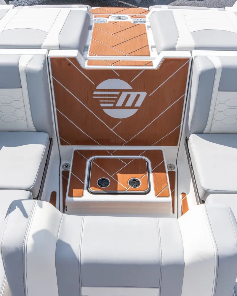 Slide: The Image of Malibu Wakesetter 23 LSV 2025 - 40