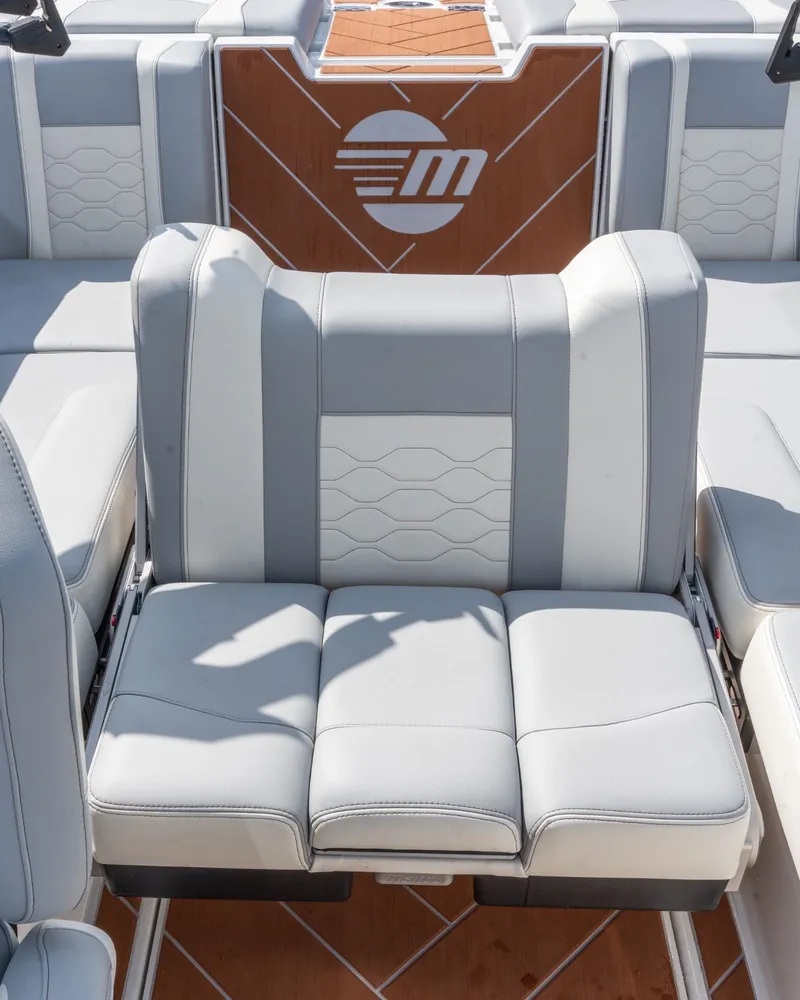Slide: The Image of Malibu Wakesetter 23 LSV 2025 - 41