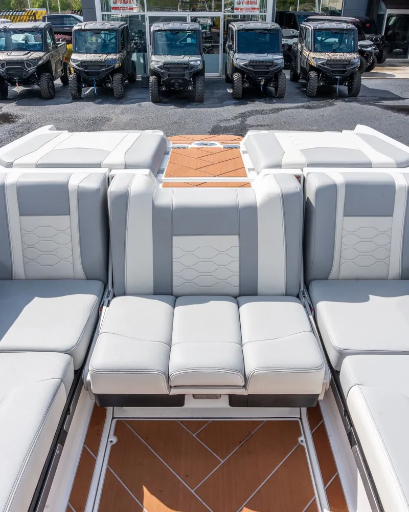 Slide: The Image of Malibu Wakesetter 23 LSV 2025 - 42