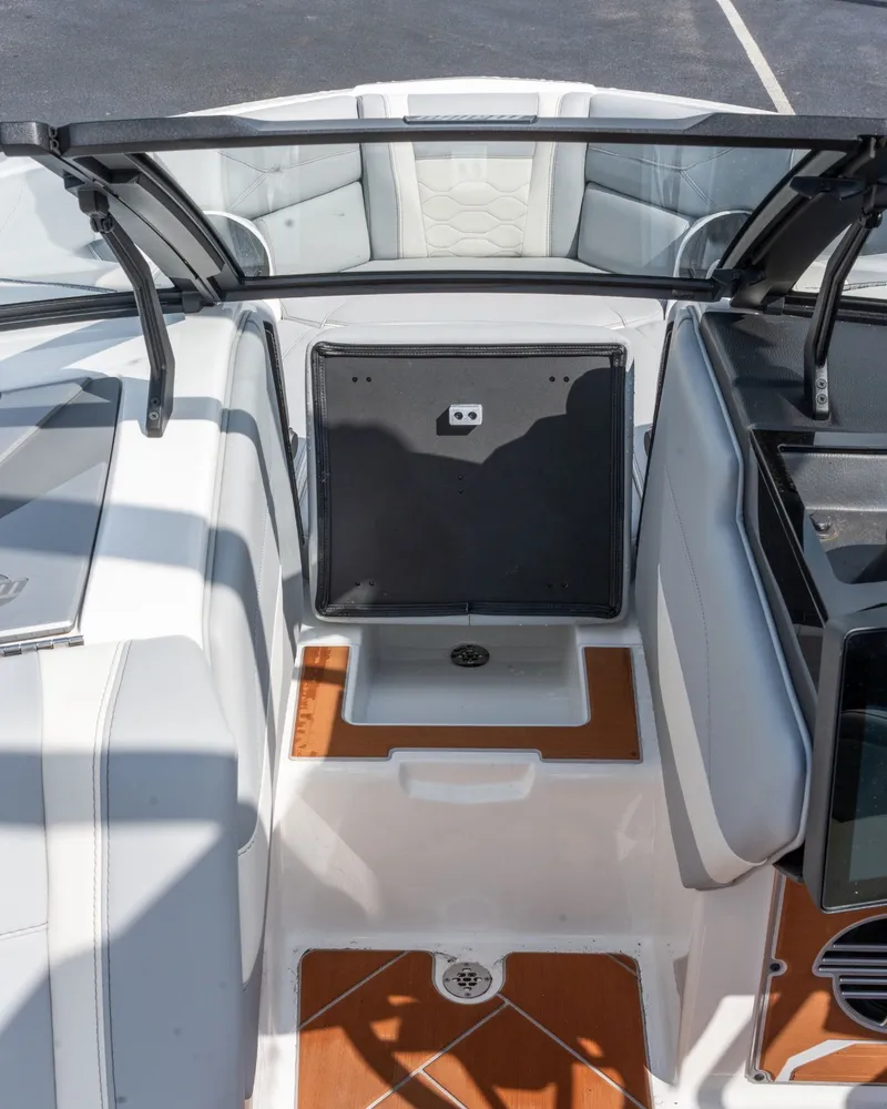Slide: The Image of Malibu Wakesetter 23 LSV 2025 - 43