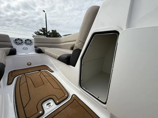 Slide: The Image of Hurricane SunDeck 2410 OB 2022 - 16