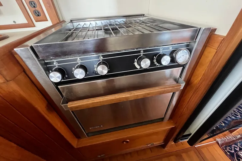 Slide: The Image of Gauge panel on 1989 Hans Christian INDEPENDENCE 45 TRAWLER, displaying GPH (gallons per hour). - 84