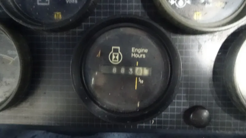 Slide: The Image of 1987 Sea Ray 340 Sundancer engine hours gauge showing 863 hours. - 10