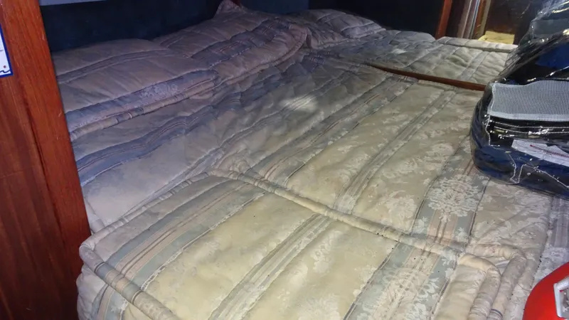 Slide: The Image of Interior of 1987 Sea Ray 340 Sundancer with cozy bed. - 22