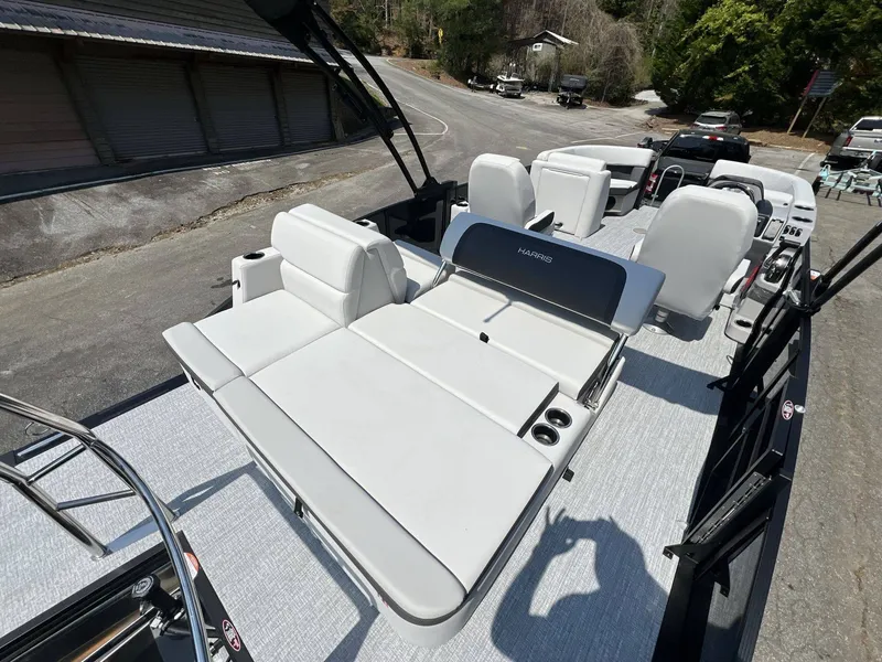 Slide: The Image of Harris Cruiser 210 2026 - 11