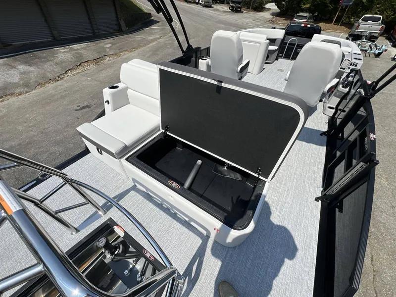 Slide: The Image of Harris Cruiser 210 2026 - 14