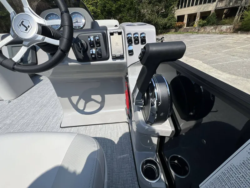 Slide: The Image of Harris Cruiser 210 2026 - 15