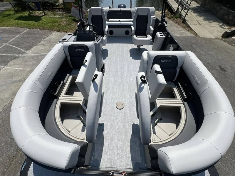 Slide: The Image of Harris Cruiser 210 2026 - 16