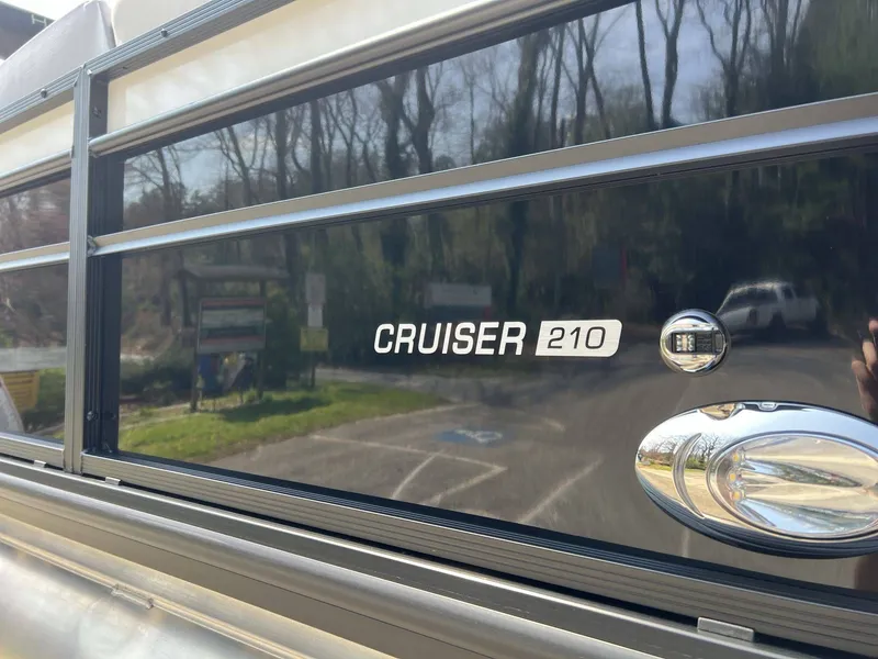 Slide: The Image of Harris Cruiser 210 2026 - 17