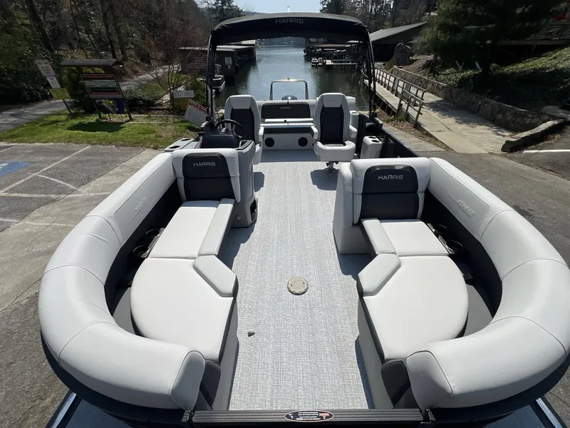 Slide: The Image of Harris Cruiser 210 2026 - 18