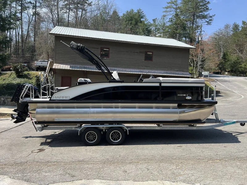 Slide: The Image of Harris Cruiser 210 2026 - 3