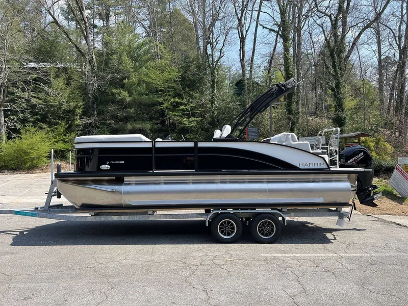 Slide: The Image of Harris Cruiser 210 2026 - 6