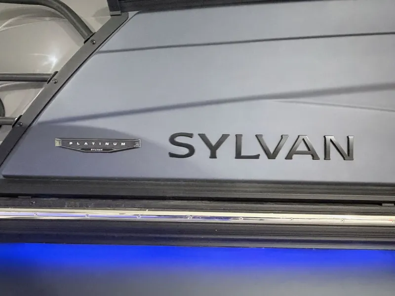 Slide: The Image of Sylvan G5 CLZ DH Arch Tritoon 2026 with platinum emblem. - 35