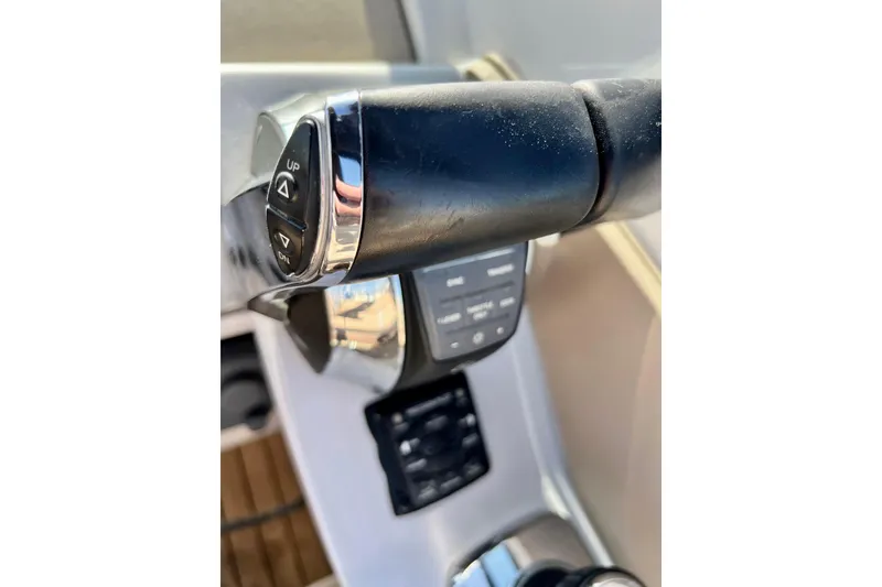 Slide: The Image of Throttle control of a 2016 Sea Ray 290 Sundeck Outboard boat. - 30