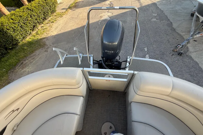Slide: The Image of 2016 Bennington 22 SX pontoon boat with 150 HP engine, viewed from above. - 39