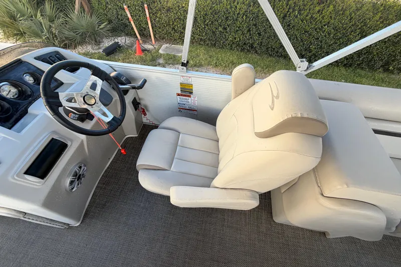 Slide: The Image of Captain's seat and steering wheel of a 2016 Bennington 22 SX pontoon boat. - 47