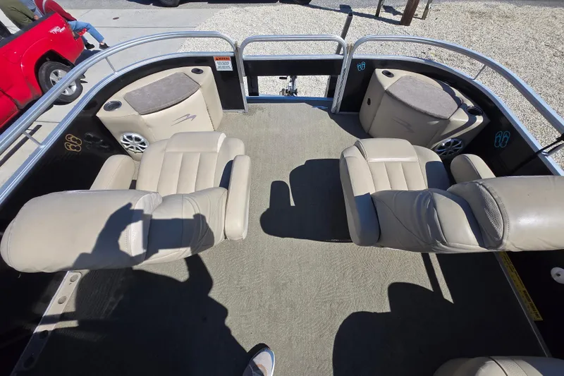Slide: The Image of Interior of a 2013 Bennington 2574 GL pontoon boat with beige seating. - 19