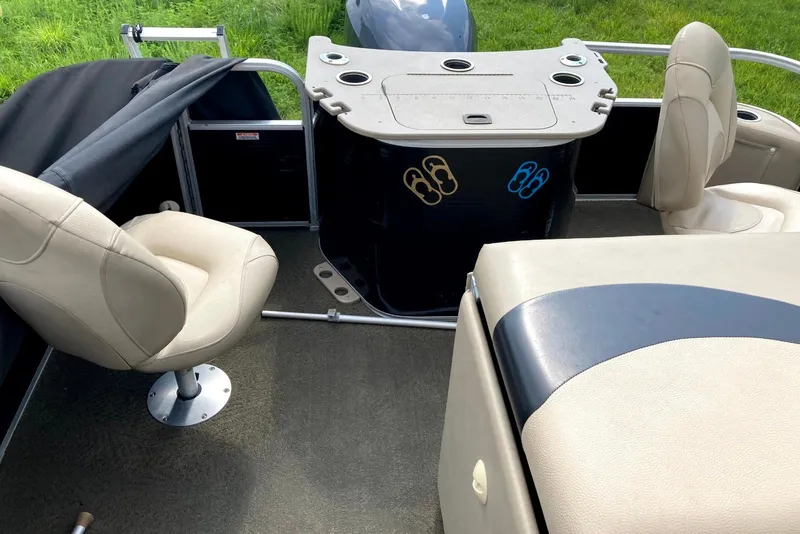 Slide: The Image of Interior of a 2013 Bennington 2574 GL pontoon boat with beige seating and console. - 5