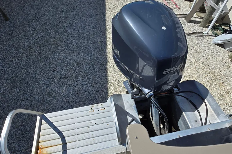 Slide: The Image of 2013 Bennington 2574 GL boat with Yamaha 250 outboard motor, rear view. - 9