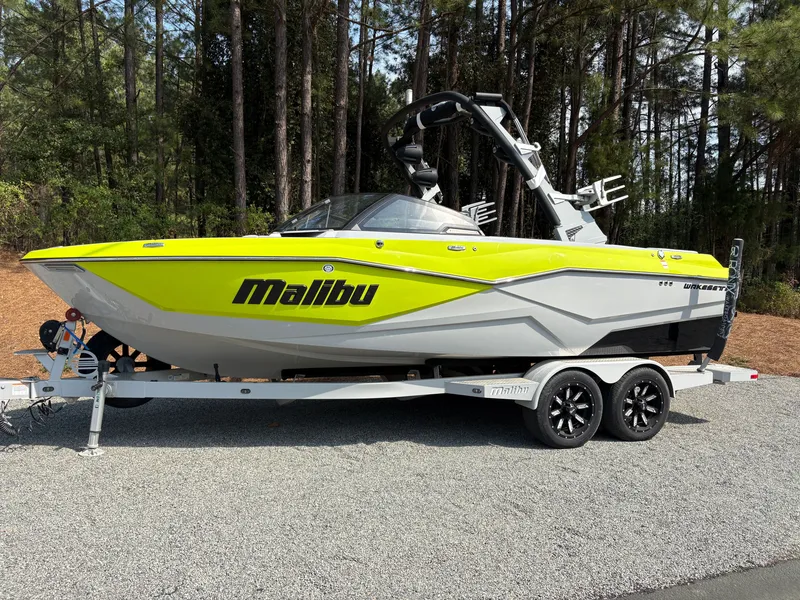 Slide: The Image of Malibu Wakesetter 22 LSV 2023 - 2