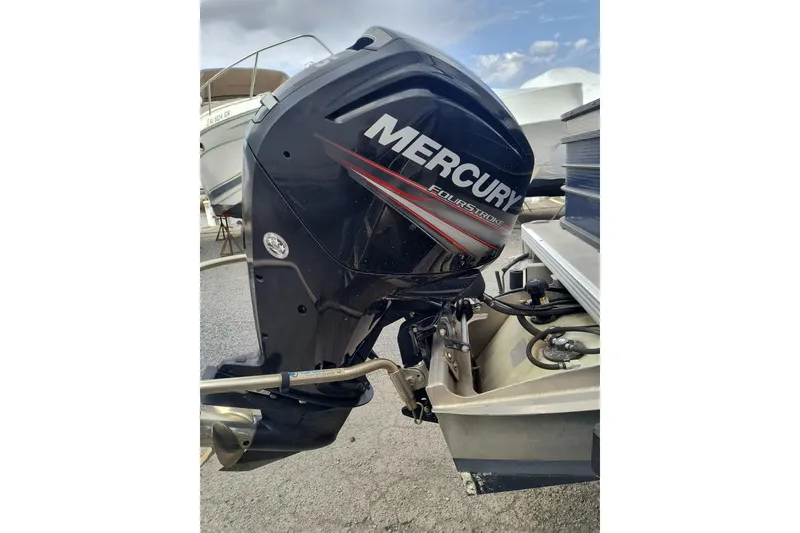 Slide: The Image of 2018 Crest I Fish 220 C4 with Mercury FourStroke outboard motor. - 4