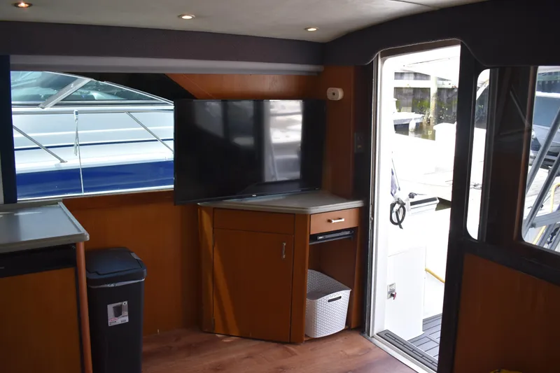 Slide: The Image of Interior of 1998 Ocean Yachts 40 Super Sport with TV and outdoor view. - 30