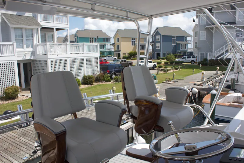 Slide: The Image of Hudson Custom Carolina 2004 yacht with harbor view. - 21