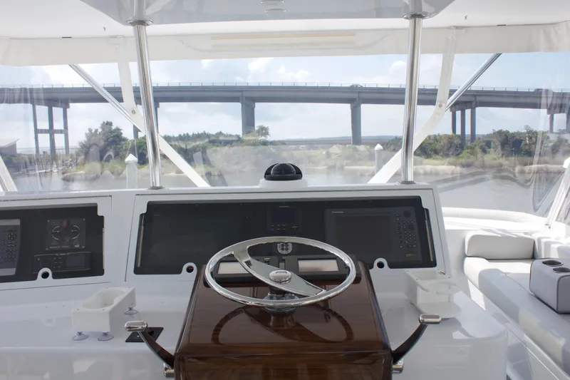 Slide: The Image of Hudson Custom Carolina 2004 helm with bridge view. - 25