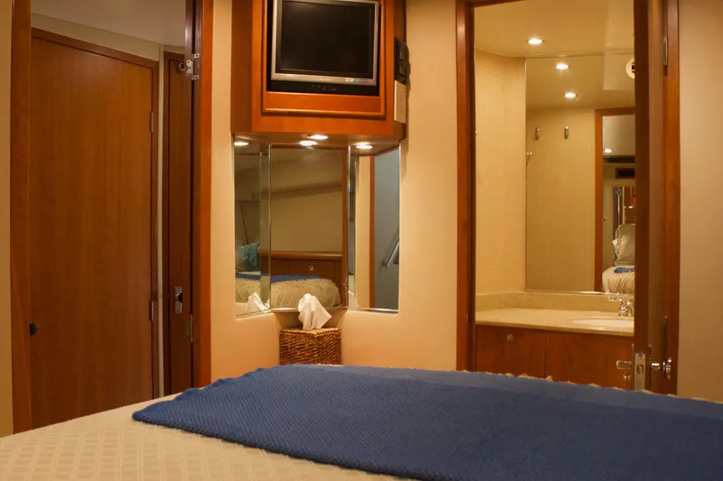 Slide: The Image of Interior of 2004 Hudson Custom Carolina with bed and mirror. - 34