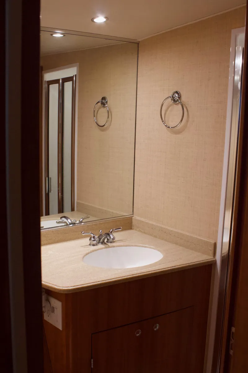 Slide: The Image of Bathroom in 2004 Hudson Custom Carolina with mirror and sink. - 43