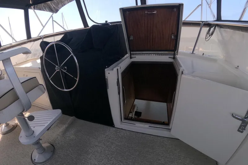 Slide: The Image of 1987 Hatteras 54 Motor Yacht helm with open hatch and captain's chair. - 59