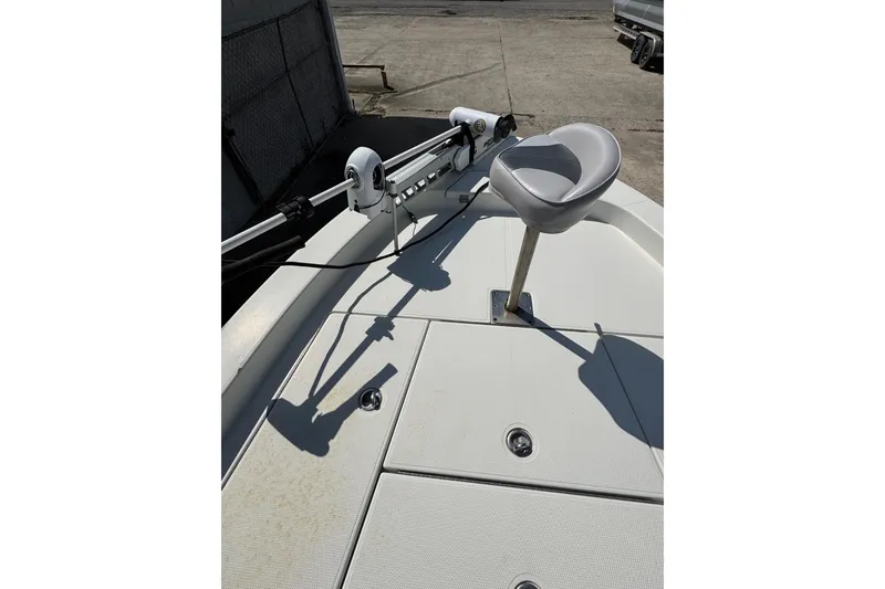 Slide: The Image of 2011 Ranger 2400 Bay Ranger boat deck with seat and trolling motor. - 10