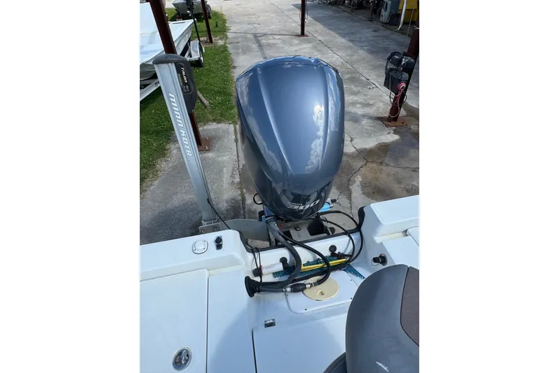 Slide: The Image of 2011 Ranger 2400 Bay Ranger boat with Minn Kota trolling motor. - 17