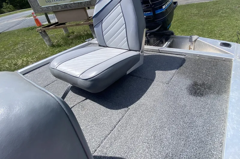 Slide: The Image of 1994 Tracker Pro Guide V-17 SC boat interior with gray seating and carpeted deck. - 10