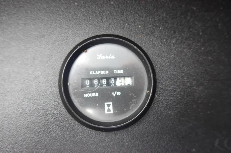 Slide: The Image of Hour meter showing 663.5 hours on a 2015 Tigé R20 boat. - 29