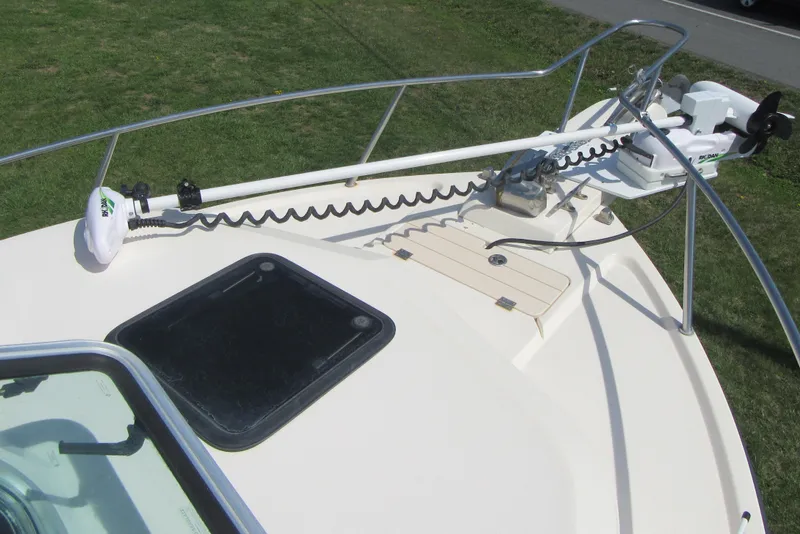 Slide: The Image of 2006 Parker 2120 Sport Cabin boat deck with trolling motor and hatch. - 18