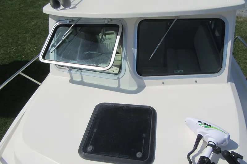 Slide: The Image of 2006 Parker 2120 Sport Cabin boat with open cabin window and deck hatch. - 20