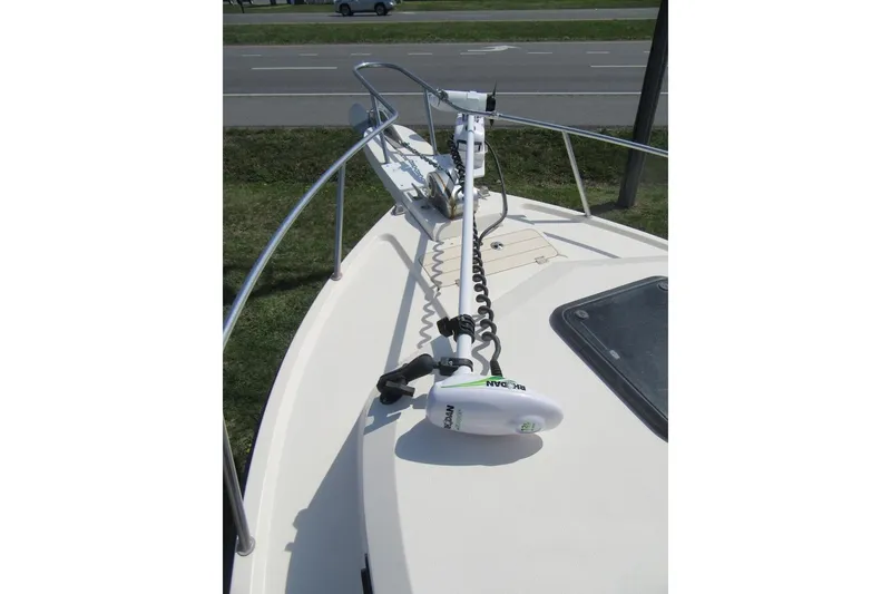 Slide: The Image of Bow view of a 2006 Parker 2120 Sport Cabin boat with trolling motor. - 21