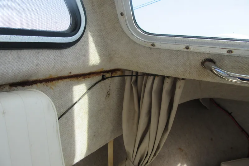 Slide: The Image of Interior of a 2006 Parker 2120 Sport Cabin showing window, curtain, and handle. - 30