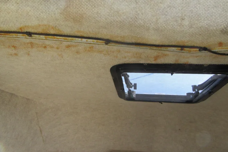 Slide: The Image of Interior ceiling of a 2006 Parker 2120 Sport Cabin boat with a window hatch. - 34