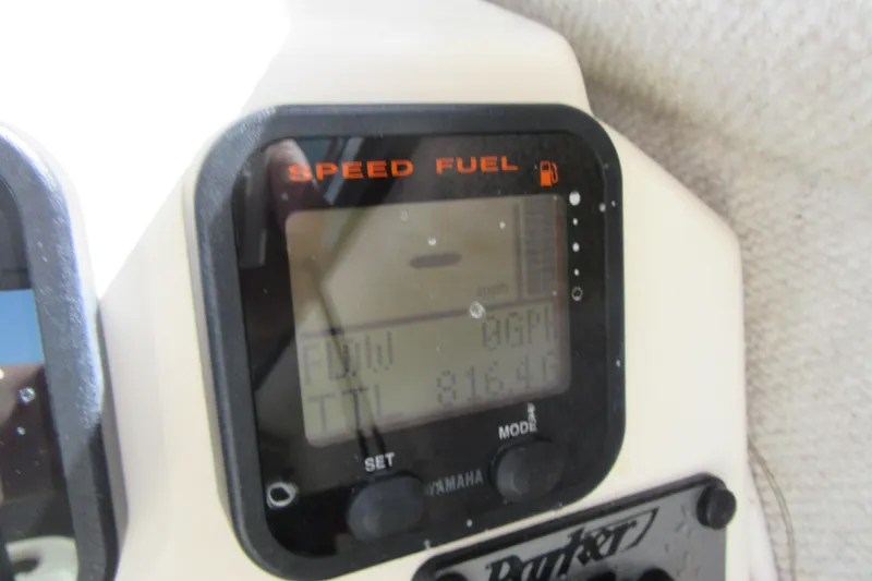 Slide: The Image of Yamaha speed fuel gauge on 2006 Parker 2120 Sport Cabin boat dashboard. - 41