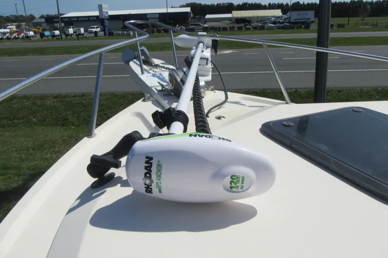 Slide: The Image of Bow of 2006 Parker 2120 Sport Cabin with Rhodan GPS Anchor. - 43