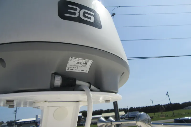 Slide: The Image of Radar equipment on a 2006 Parker 2120 Sport Cabin boat under clear blue sky. - 44