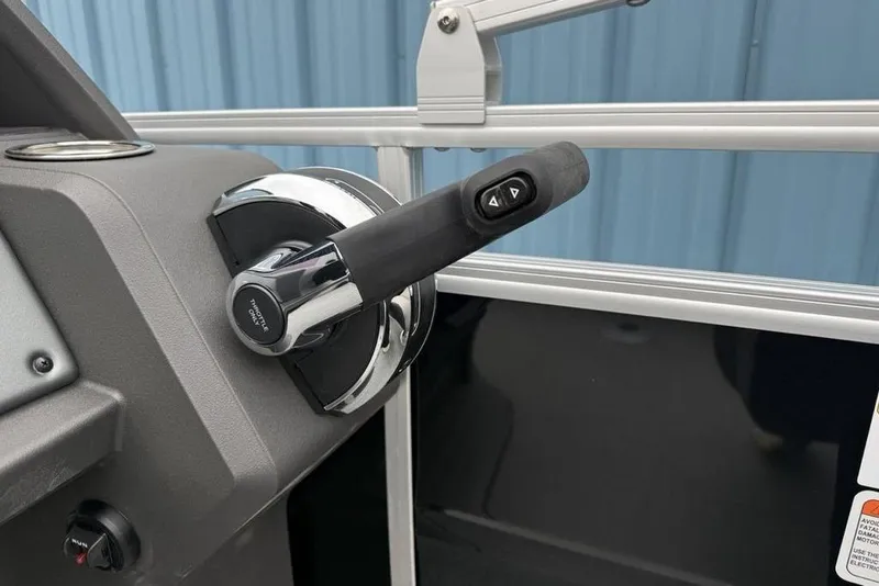 Slide: The Image of Throttle control of 2026 Sun Tracker Fishin' Barge 20 DLX pontoon boat. - 17