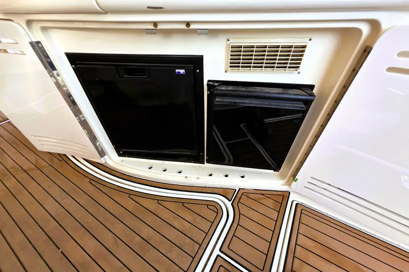 Slide: The Image of 1999 Sea Ray Sundancer 540 yacht deck with built-in refrigerator and storage. - 11