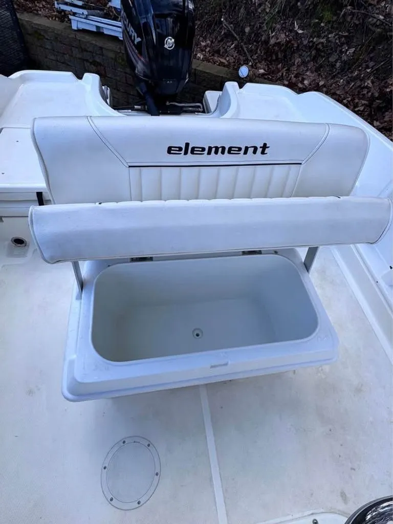 Slide: The Image of Bayliner Element F18 2019 - 13