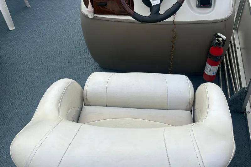 Slide: The Image of Captain's seat and steering wheel on a 2004 Sun Tracker Party Barge 22 Regency Edition. - 7